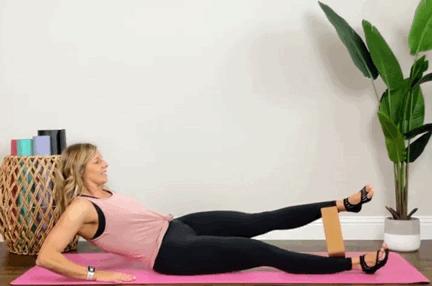 小肚子突出练哪个瑜伽动作,让肚子成为马甲线的瑜伽动作