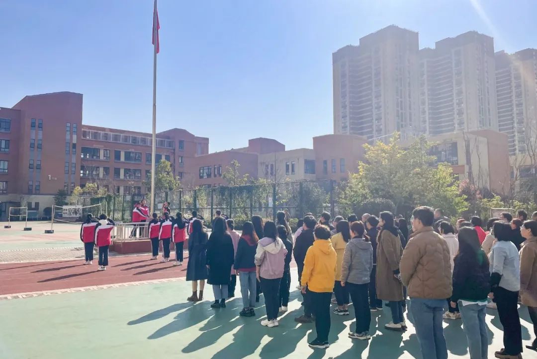 开学季校园展示打卡,开学啦冰墩墩小学生积极向上图片