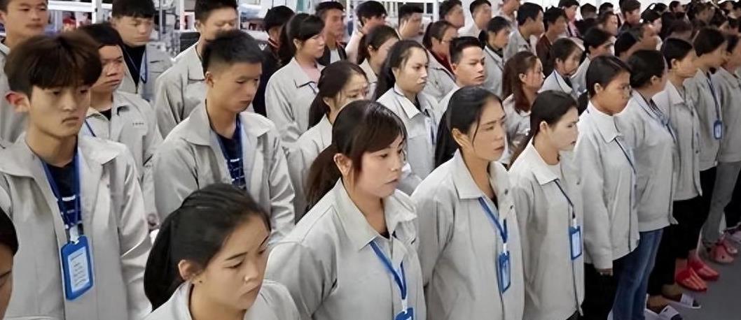 女子工资卡给弟弟买房，父亲病了让女婿拿钱，男子：管不了你全家