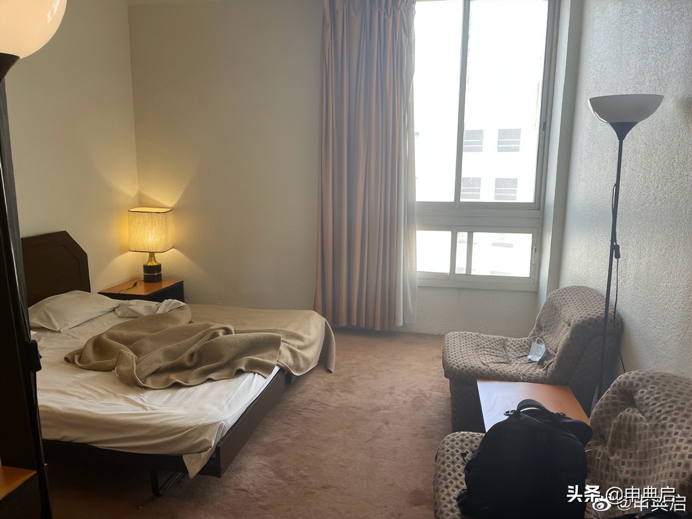 在沙特的精英白人汤姆斯，讲究到回家换三套衣服，入乡随俗也封斋