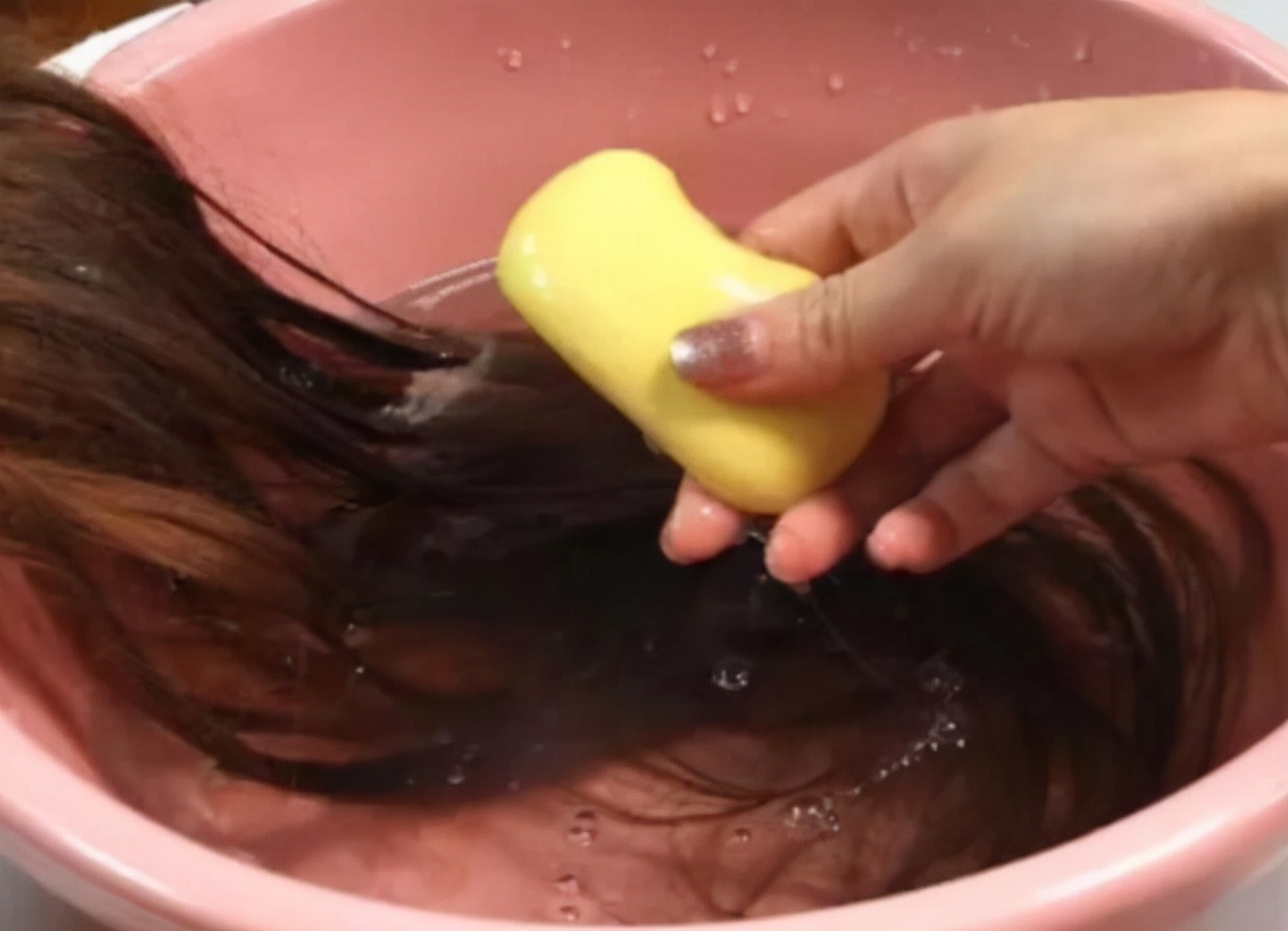 女子坚持用硫磺皂水洗头,一女子坚持硫磺皂洗脸半年变化图