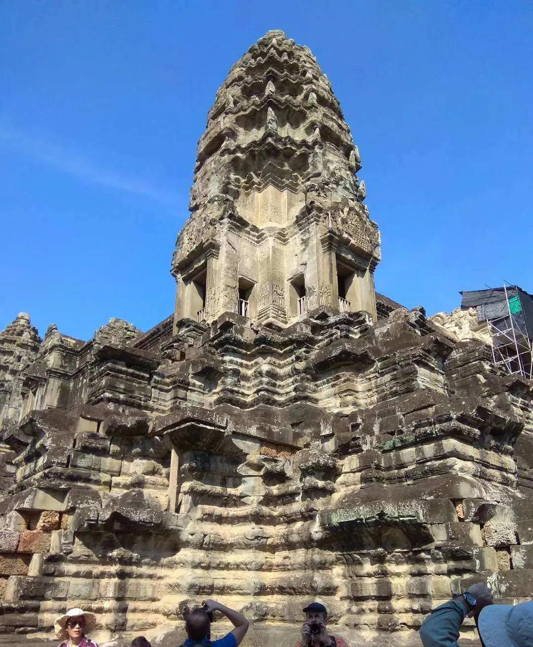 阴森森与金碧辉煌