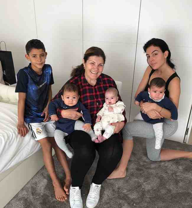 乔治娜晒c罗亲吻她脸颊照,乔治娜晒与c罗合照一生挚爱