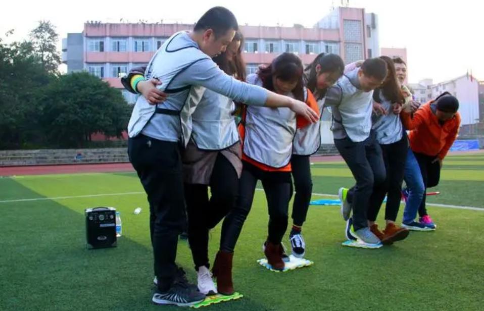 文体活动中受伤责任谁来承担,法律知识误伤有什么赔偿