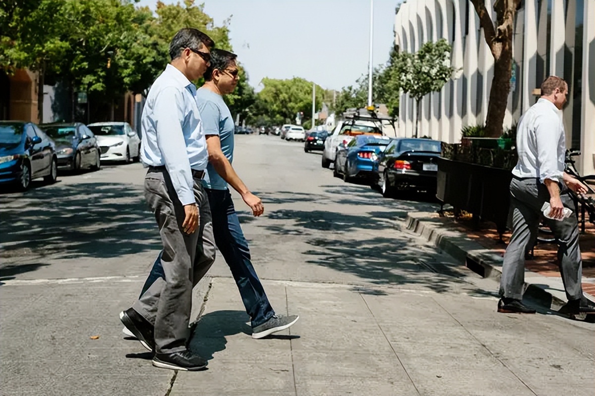 库克穿杰尼亚逛北京三里屯,库克穿杰尼亚鞋