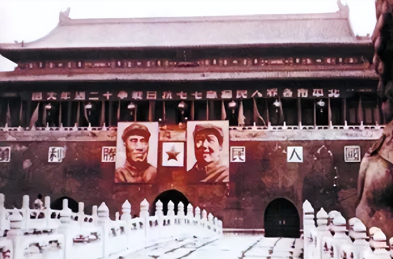 毛主席新画像挂上*安门天**，群众却提出修改意见，中央如何回应？