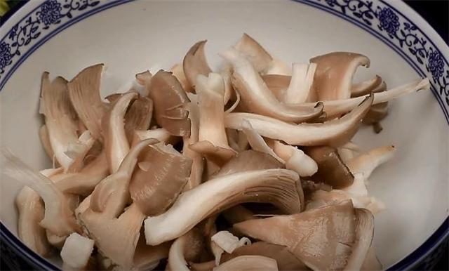 炸蘑菇用面粉还是淀粉,炸蘑菇到底用面粉还是淀粉