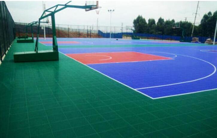 篮球场用悬浮地板还是硅pu,篮球场塑胶好还是悬浮地板好