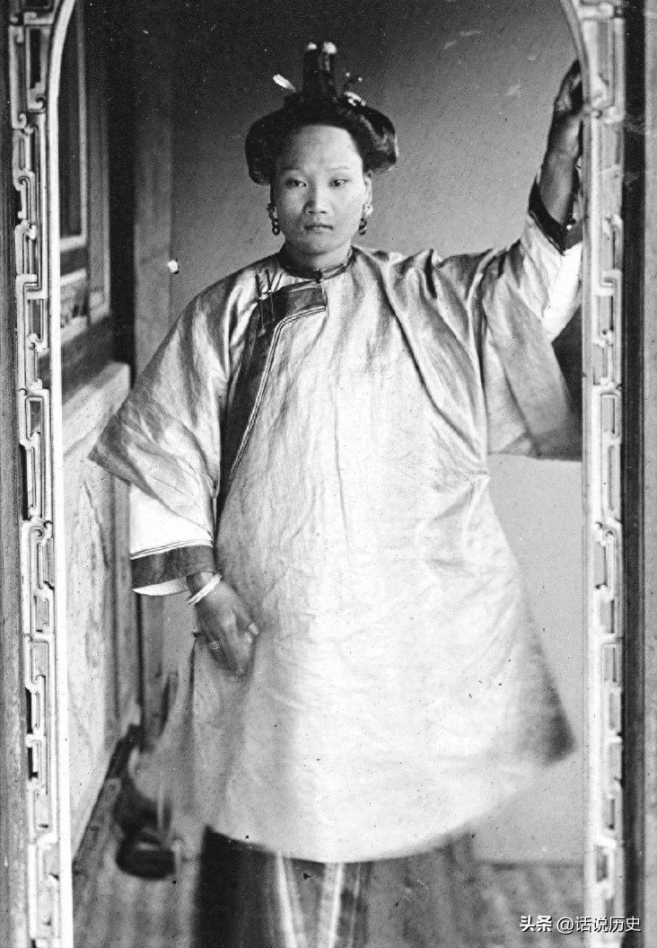 变态的纳粹德国,*光脱**犹太人女人衣服,集体*杀屠**!