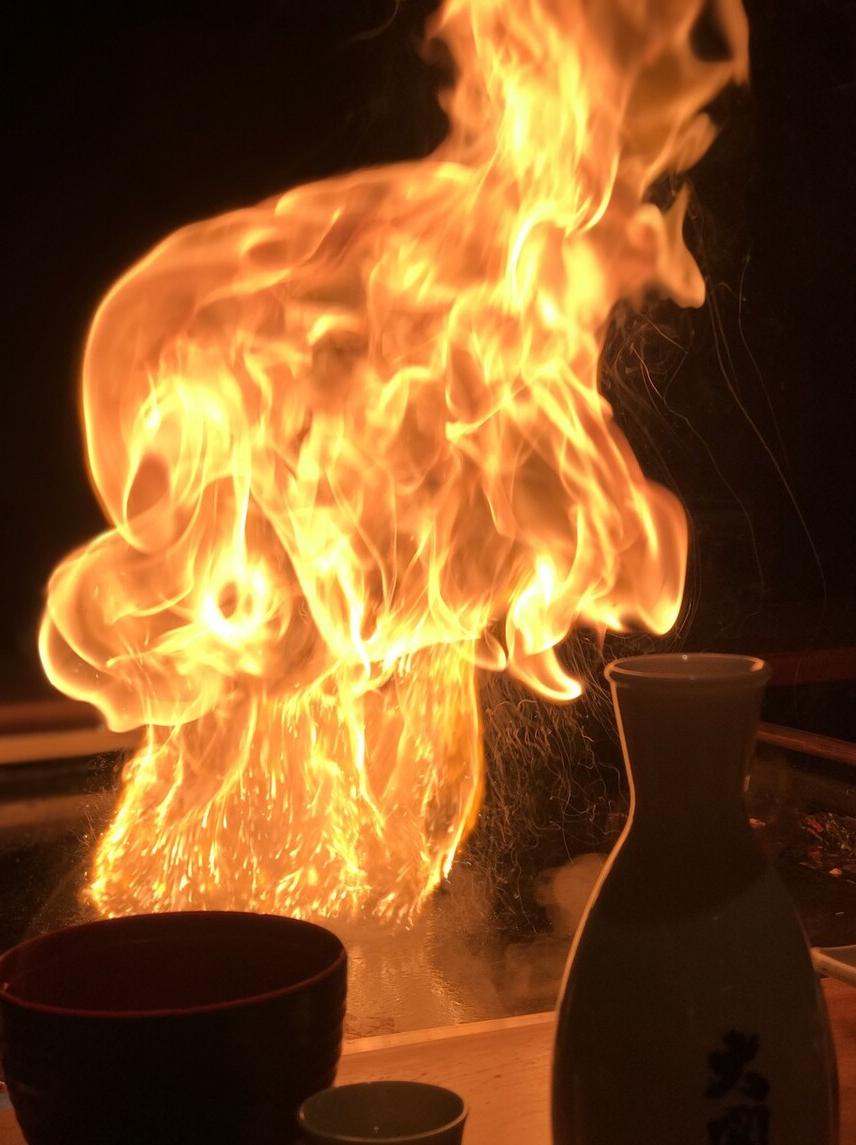 燃情铁板万物烧，烈焰闻香识味趣