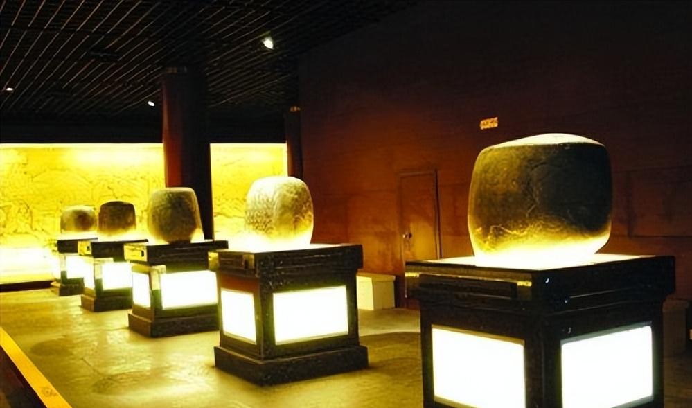 蒋介石败退台湾时,因飞机超载无奈丢下十面石鼓,如今成镇国之宝