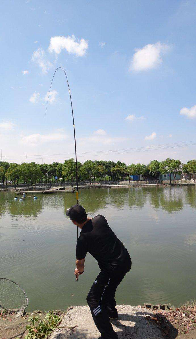 野钓中鱼后该怎么控鱼,刺鱼遛鱼技巧