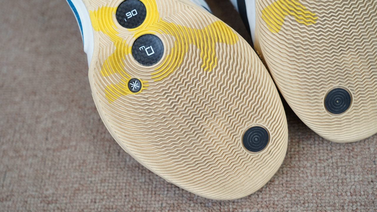 抓地力篮球鞋后卫,抓地力弹性好球鞋