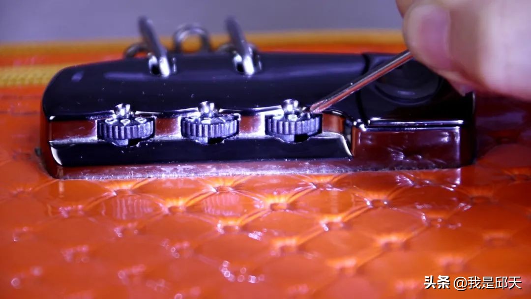 supreme行李箱密码打不开了怎么办,diplomat行李箱密码忘了怎么办