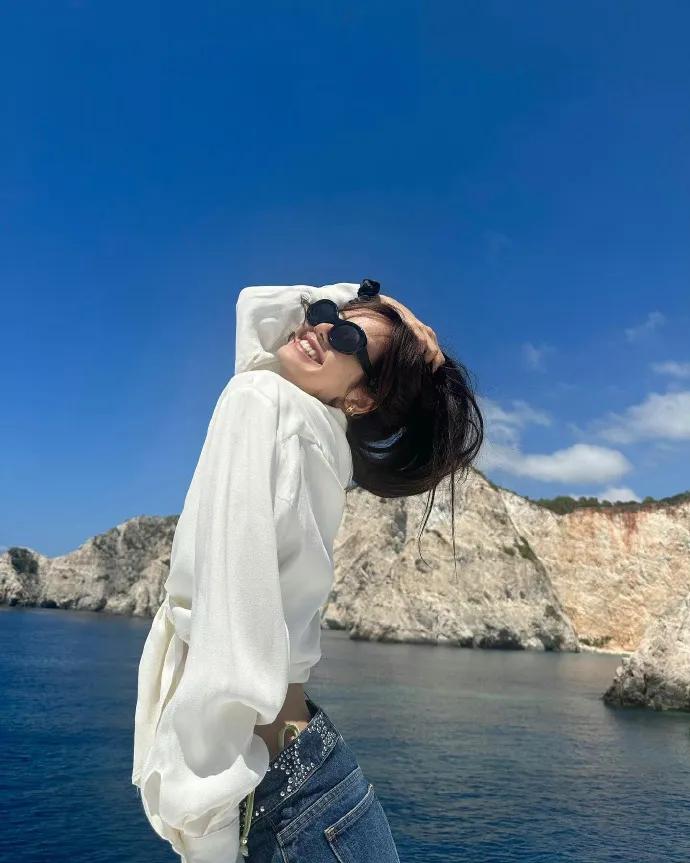 lisa晒泳装照上热搜了吗,lisa晒泳装造型