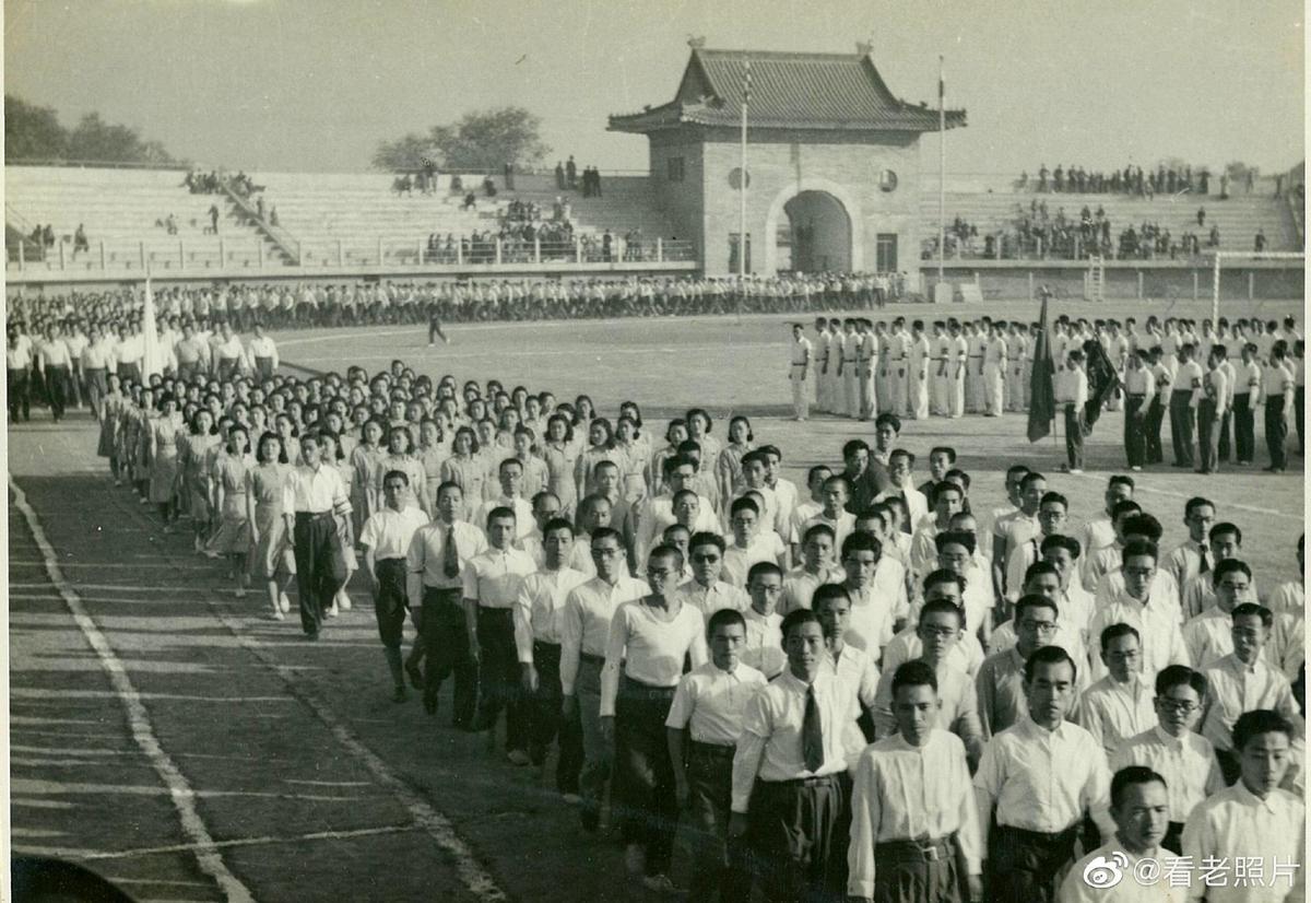 女子身着日本侵华军装露脸,女子穿日军军服拍照被抓