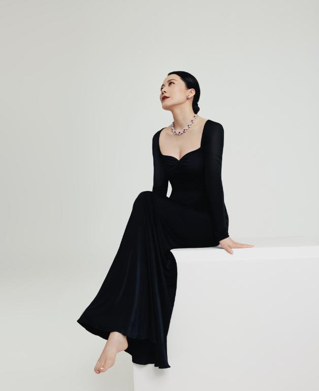 俞飞鸿穿低领长裙,俞飞鸿粉裙优雅知性写真