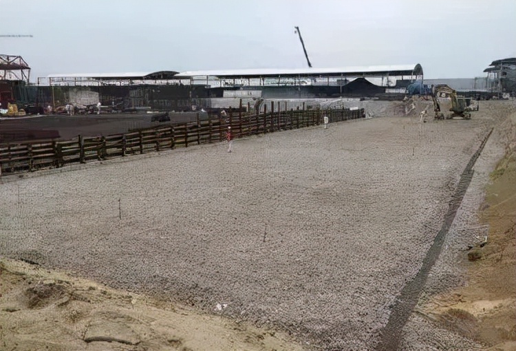 塑胶跑道混凝土厚度最佳标准,塑胶跑道和彩色混凝土价格