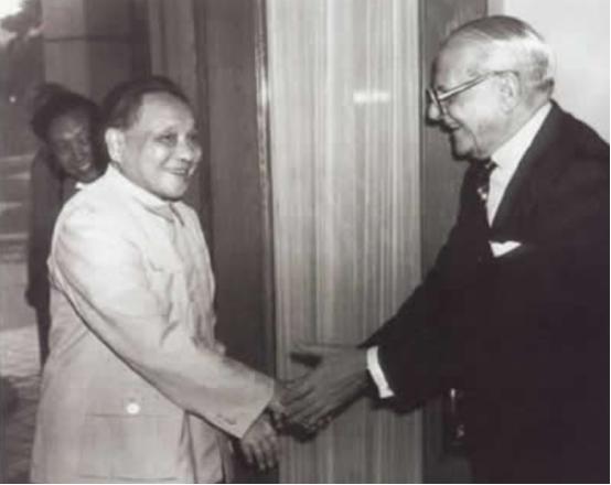 1979年*小平邓**访美，上百名美国儿童唱一首歌，*小平邓**听后热泪盈眶