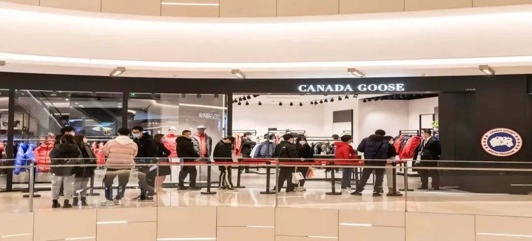 卖至上万还靠抢，如今却被抛弃：“羽绒服界爱马仕”该走下神坛了