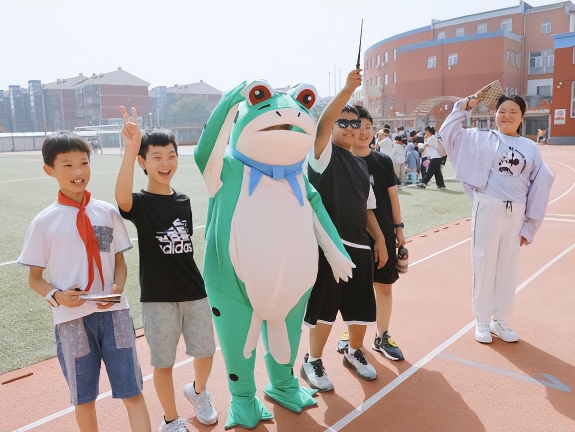 首师大育新华电附中小学部科技节隆重举行