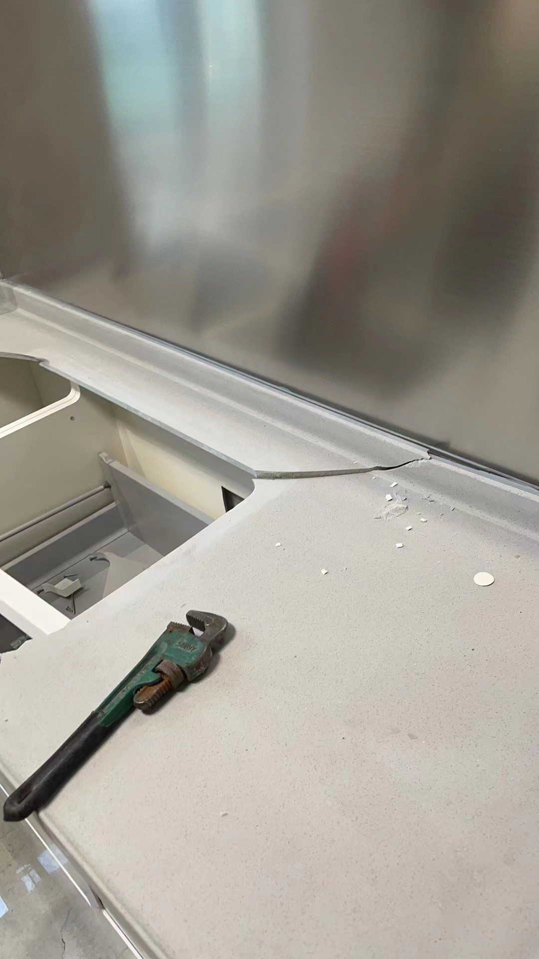 地板砖墙面发霉,地板发霉发黑墙没事