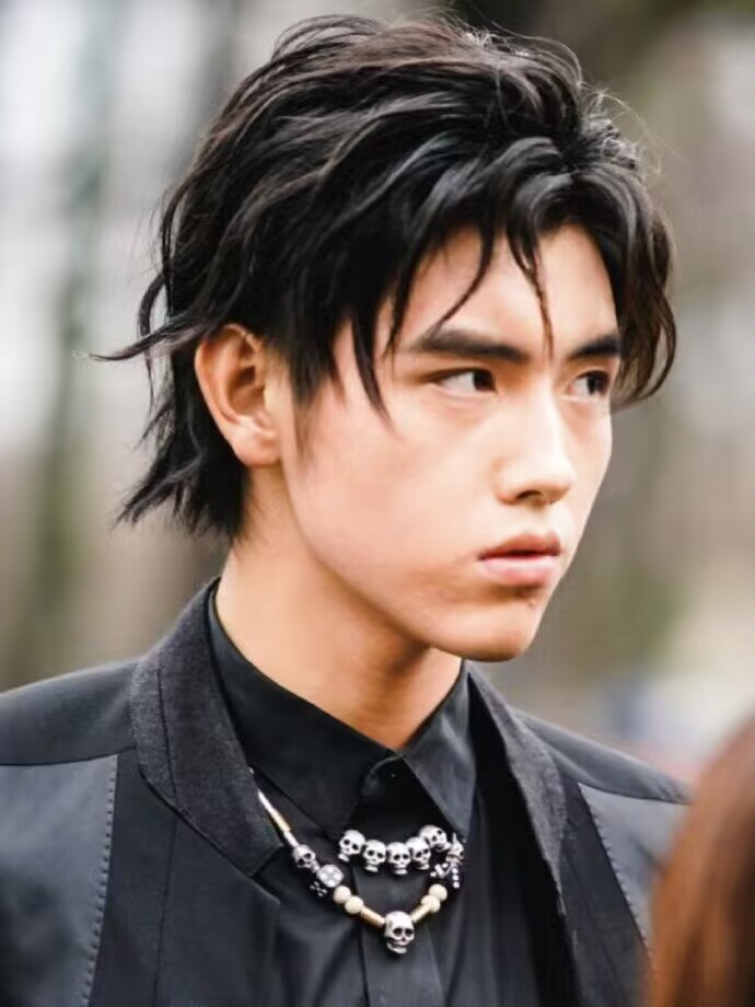 脸上有痘坑的明星,脸上爆痘特别多还好看的明星