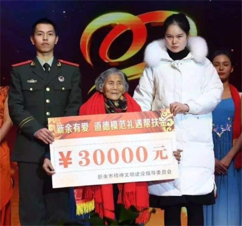 江西24岁小伙和82岁老太太婚纱照,江西25岁小伙跟老妈拍婚纱照