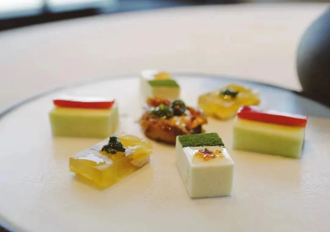 配备一星米其林黑珍珠餐厅,比米其林黑珍珠高端的餐厅