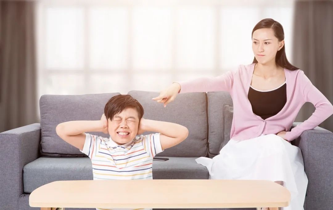 地铁孩子哭妈妈举手扇巴掌,南昌地铁妈妈扇小孩