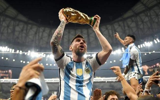 梅西赛后采访苏亚雷斯视频,梅西打入大巴黎首球赛后接受采访