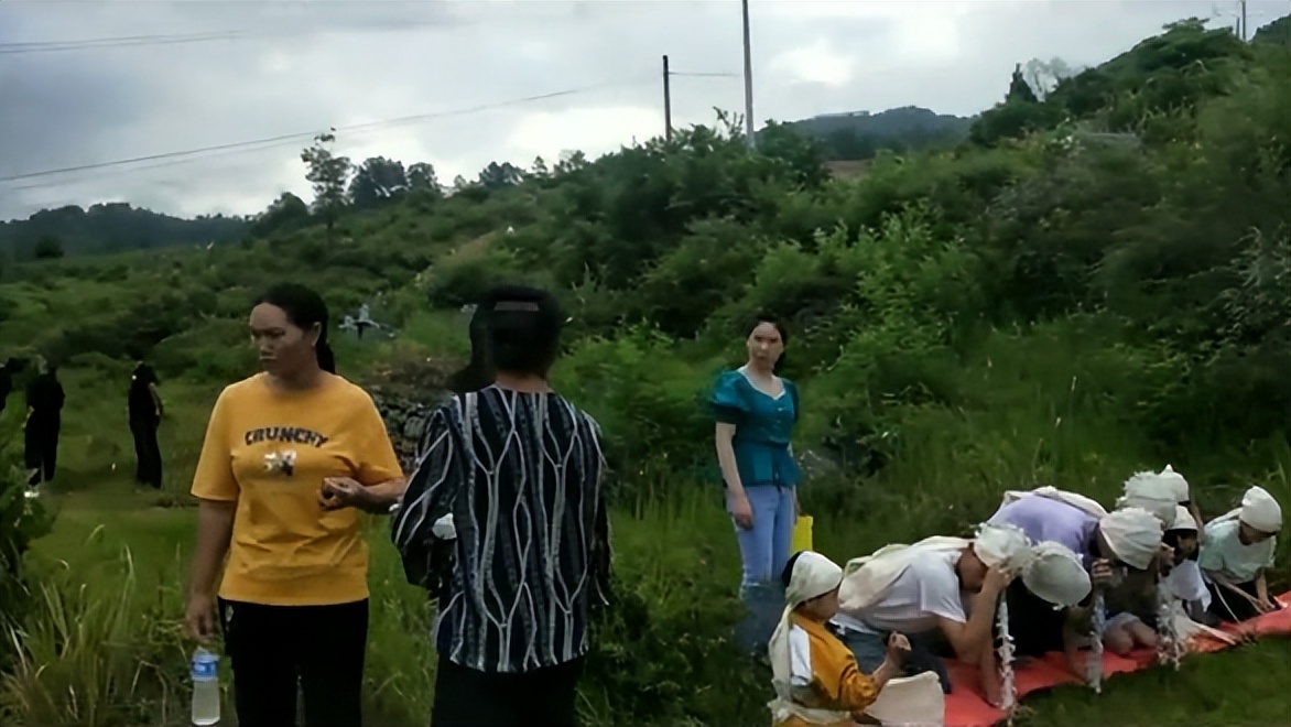 张恒远棺木盖白布土葬，毕夏泪哭干送别亡夫，“孝子”跪一排送终