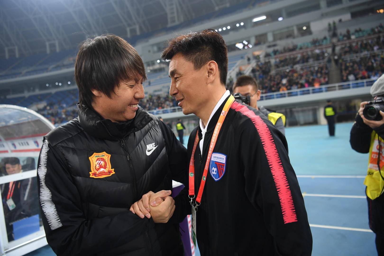 李玮峰带走了几个球队了,中国球迷对李玮锋评价