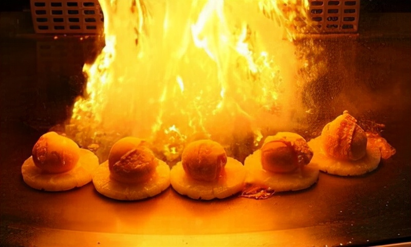 新的一年跟棒棒糖一样甜,新的一年像草莓一样红红火火