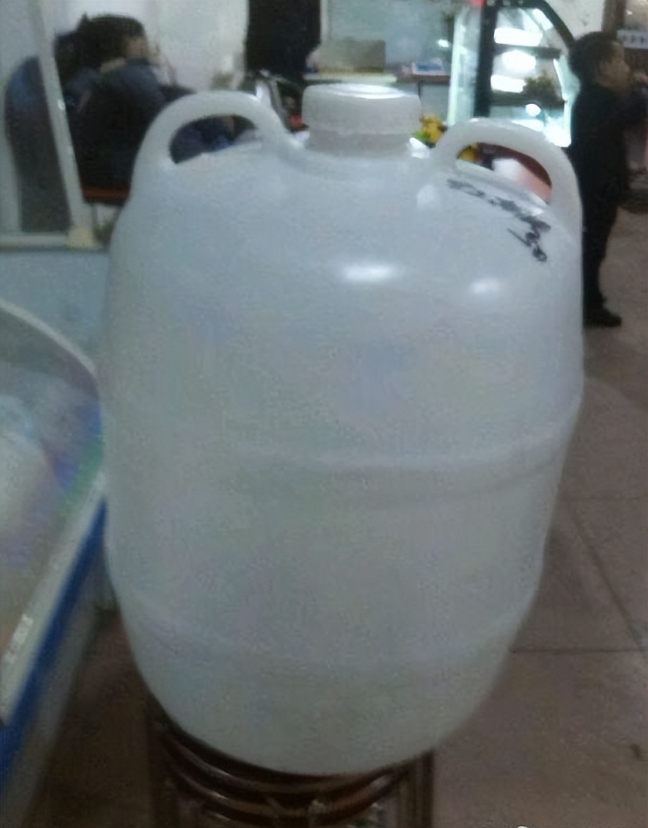 辽宁男子喝3万斤酒撑大脖子,男子嗜酒如命一天三四斤白酒