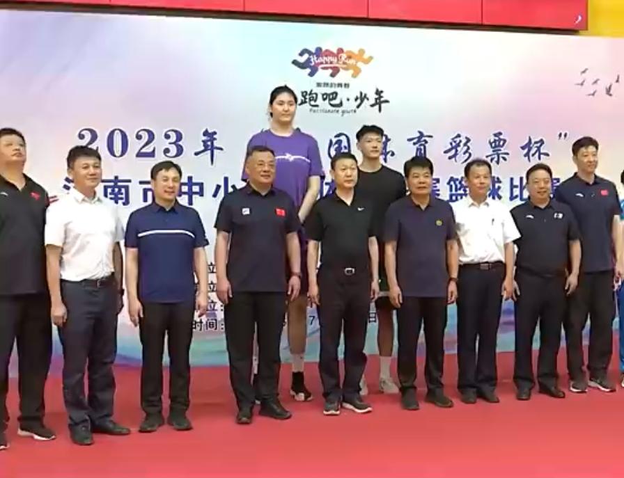 女篮张子宇16岁身高2米28比姚明高,女篮2米26张子宇现状