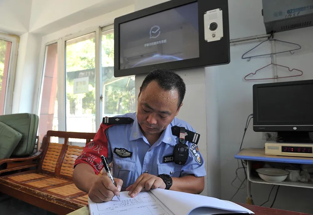 致敬重庆高温下的坚守者,致敬交警烈日下的坚守