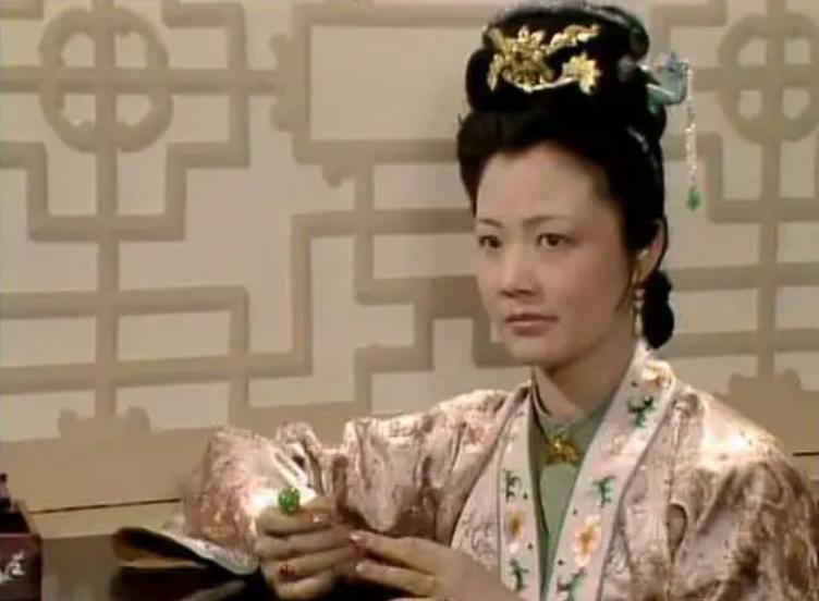 秦可卿每天都要换衣服吗,秦可卿生病是哪一回