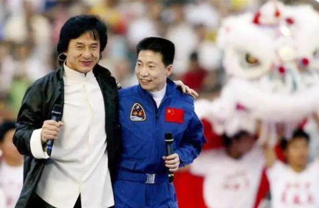 杨利伟在太空听到“敲门声”，十七年后谜底揭开，多亏他当时机智