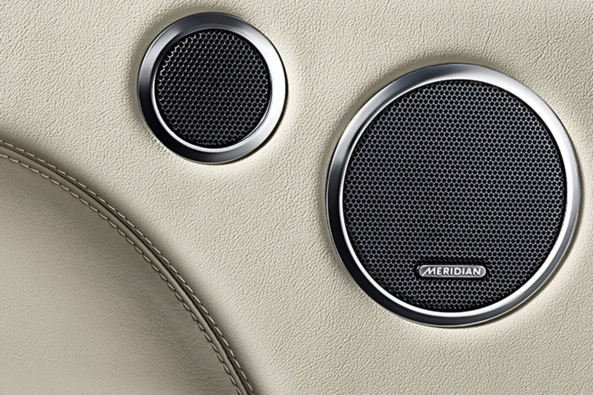 车载音响是原装的好还是改装的好,改装一套中等的车载音响多少钱