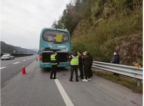 客车高速抛锚处置,旅游大巴高速抛锚交警暖心帮助