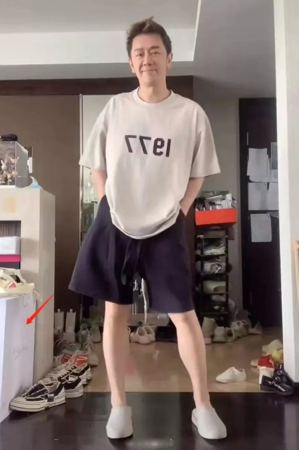 衣服鞋子满天飞,衣服鞋子堆积满地