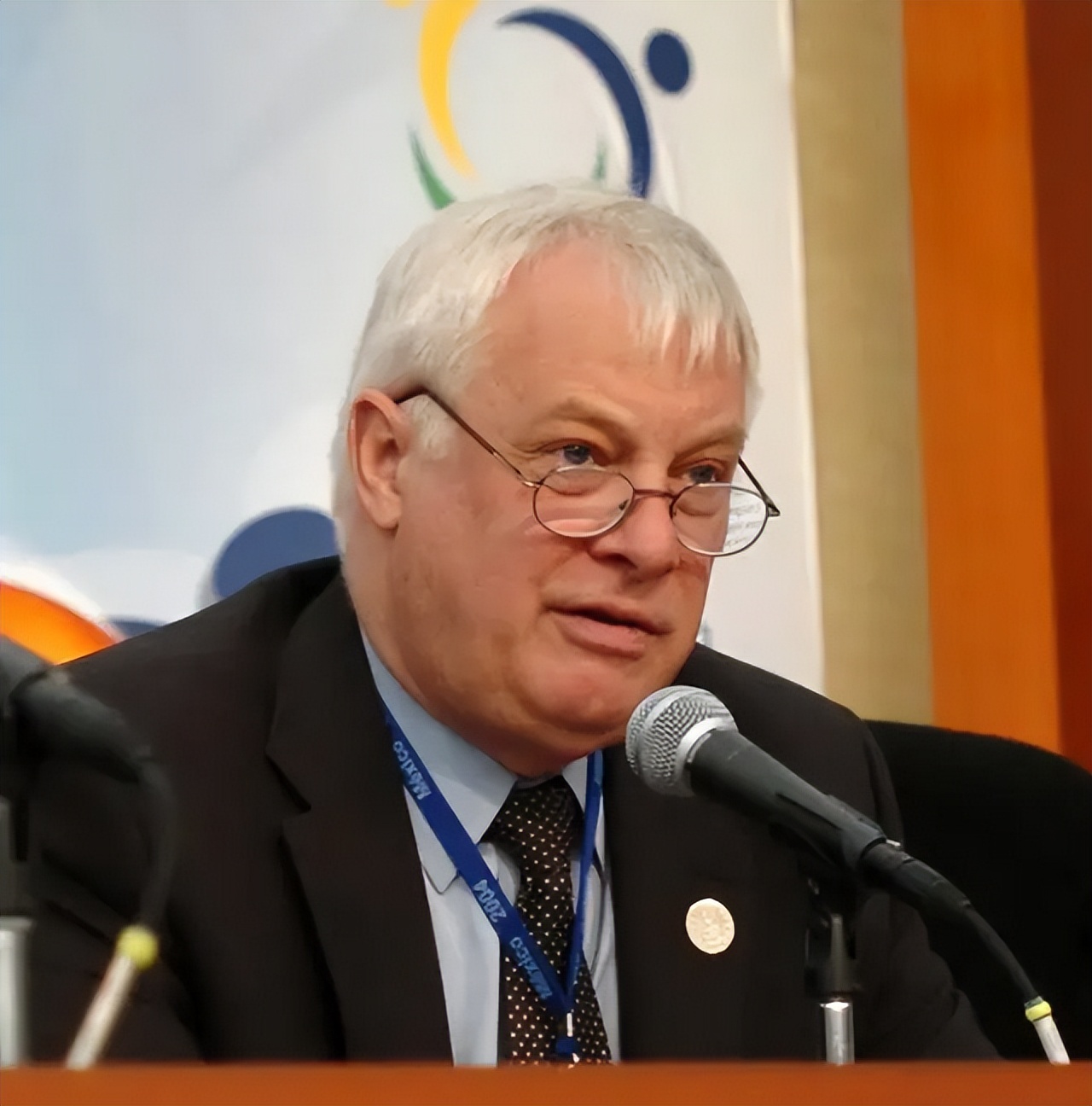 1997年香港回归场景：彭定康仰天含泪，“港督”女儿哭得难以自拔