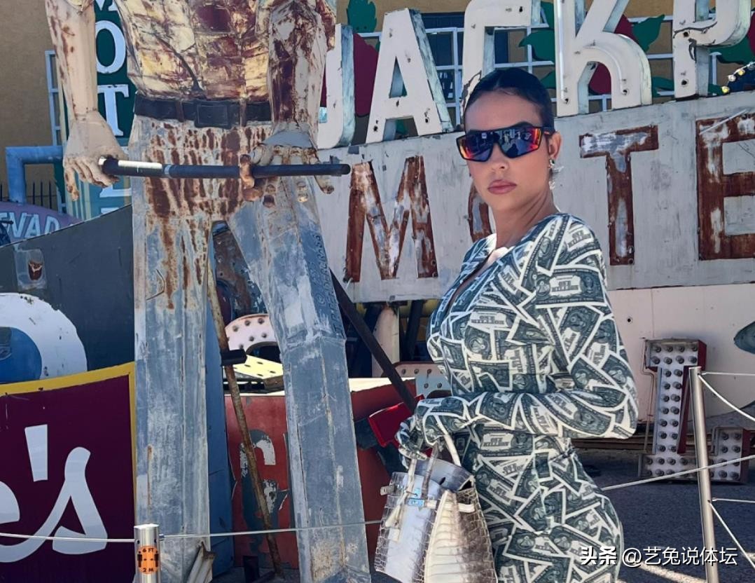 乔治娜炫富劳斯莱斯,乔治娜大红色镶钻礼服