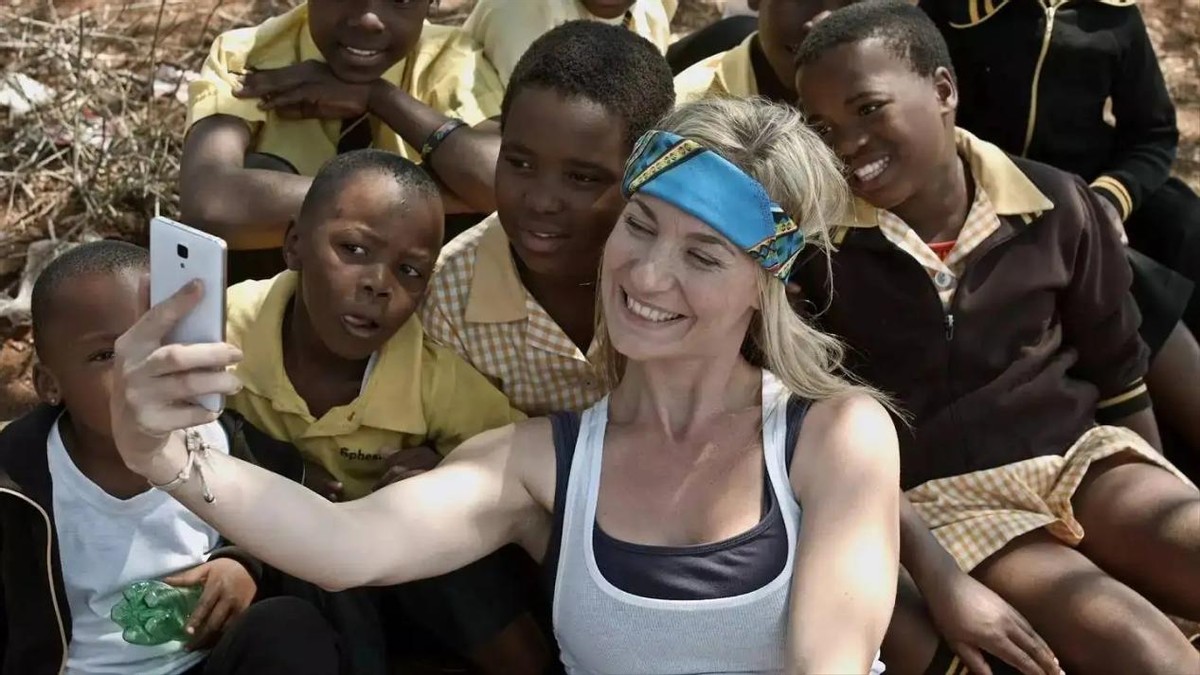 美国100年没救成的非洲小国，被中国用3年救回后，奉上大礼作回报