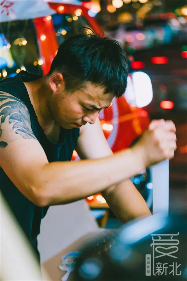 仲夏夜,逛“井井有条街·青年创业集市”,有生活有晚风也有故事……