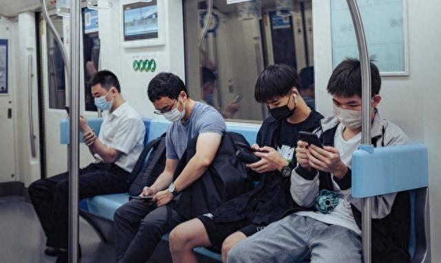 下面痒不能挠一下吗​？男子地铁上掏*体下**猥亵被揪着报警？