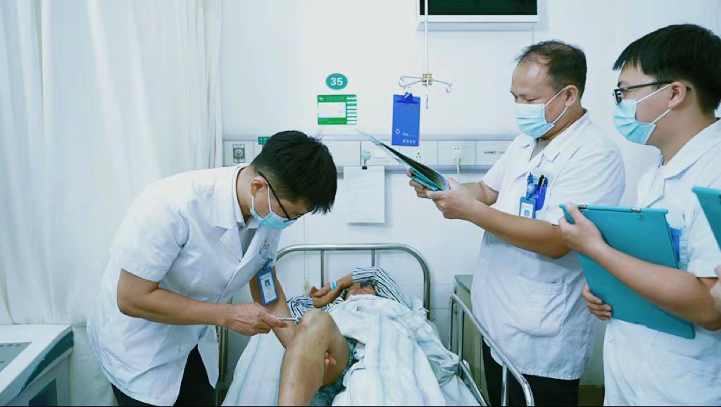 被刀刺伤了抢救过来多久就出院了,颈部大动脉受伤有救吗