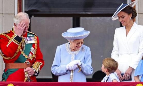 隔辈亲萌娃把面给爷爷,隔辈亲宝宝调皮