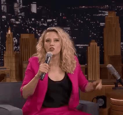 为什么外国坐地铁要靠墙,国外女生坐地铁